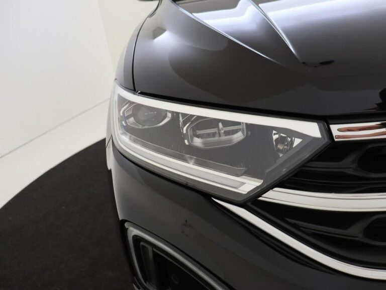 Volkswagen T-Roc 1.5 TSI 150 pk DSG Style occasion lease - close-up van de koplamp