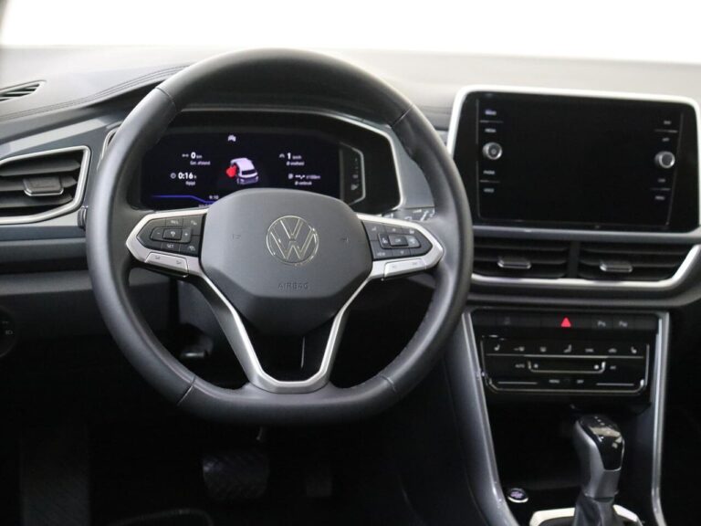 Volkswagen T-Roc zakelijke lease - dashboard met digital cockpit en infotainmentscherm