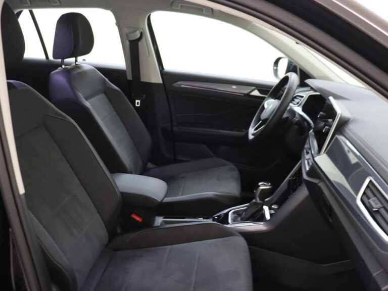 Volkswagen T-Roc 1.5 TSI 150 pk DSG Style lease - voorstoelen gezien vanaf de achterbank