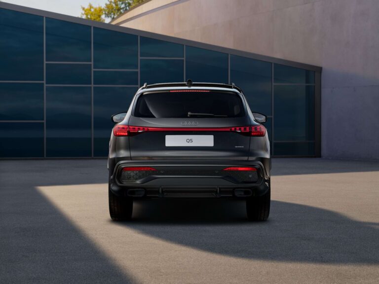Audi Q5 zakelijk leasen - schuin achteraanzicht bij een modern gebouw