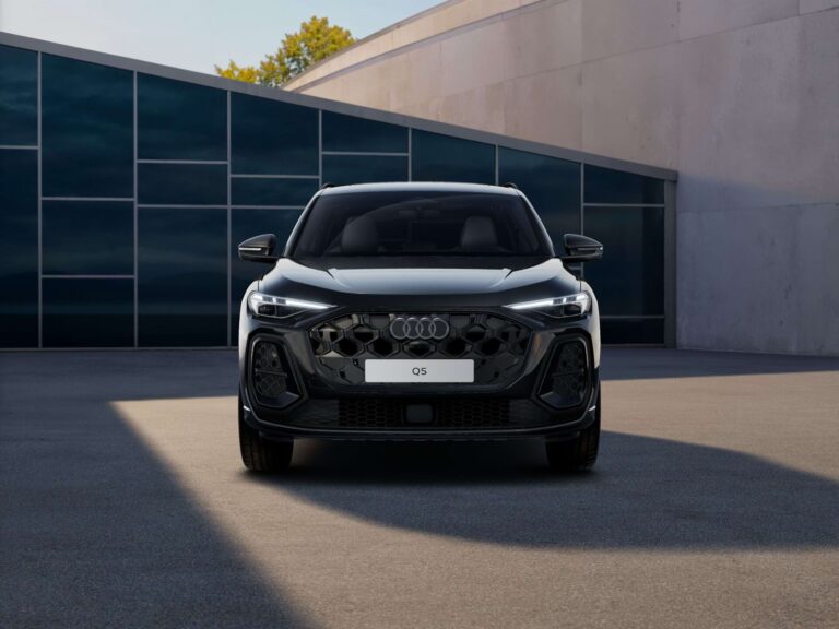 Audi q5 e-hybrid zakelijk leasen - schuin vooraanzicht bij een modern gebouw