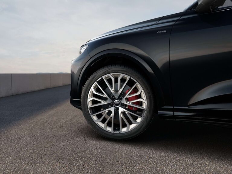 Audi q5 e-hybrid zakelijk leasen - close-up van het voorwiel met rode remklauwen