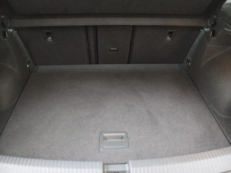 Volkswagen T-Roc 1.5 TSI 150 pk DSG Style zakelijk leasen - lege kofferbak
