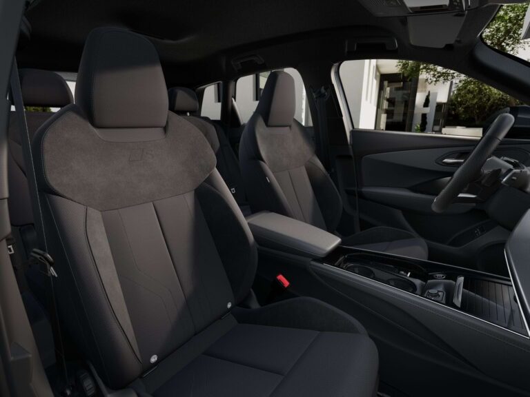 Audi Q3 zakelijke lease - voorstoelen in donkere bekleding gezien vanaf de achterbank