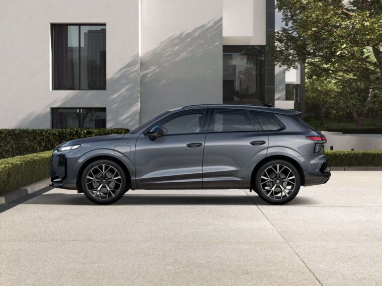 Audi Q3 zakelijk leasen - zijaanzicht van de grijze SUV bij een moderne villa