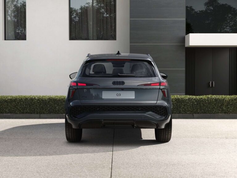 Audi Q3 lease zakelijk - achteraanzicht met doorlopende achterlichtbalk