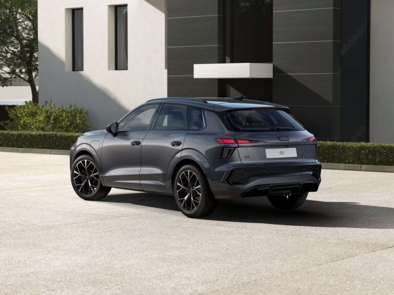 Audi Q3 zakelijke lease - schuin achteraanzicht bij een moderne gevel