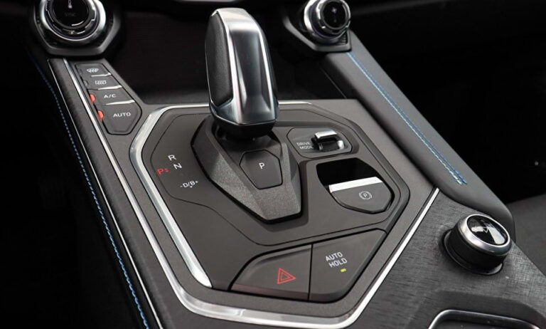 Full Operational Lease Lynk & Co 01 - close-up van de automatische versnellingspook en Auto Hold-knop