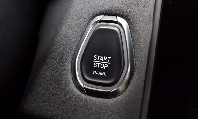 Full Operational Lease Lynk & Co 01 - close-up van de start/stop-knop voor de motor