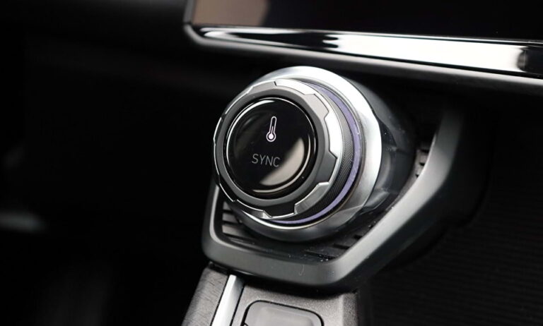 Full Operational Lease Lynk & Co 01 - close-up van de draaiknop voor de klimaatsynchronisatie