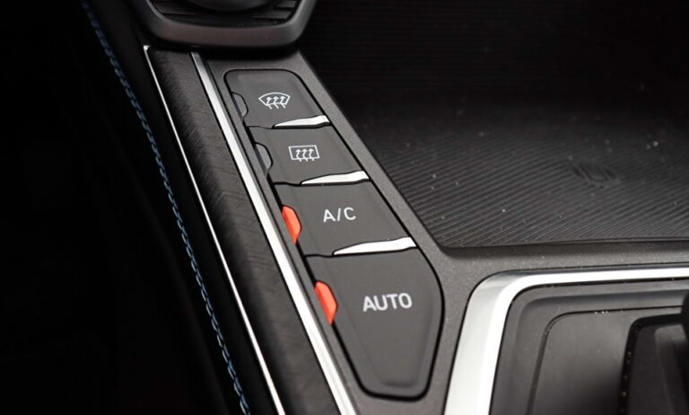 Full Operational Lease Lynk & Co 01 - close-up van de knoppen voor stoelverwarming en klimaatregeling