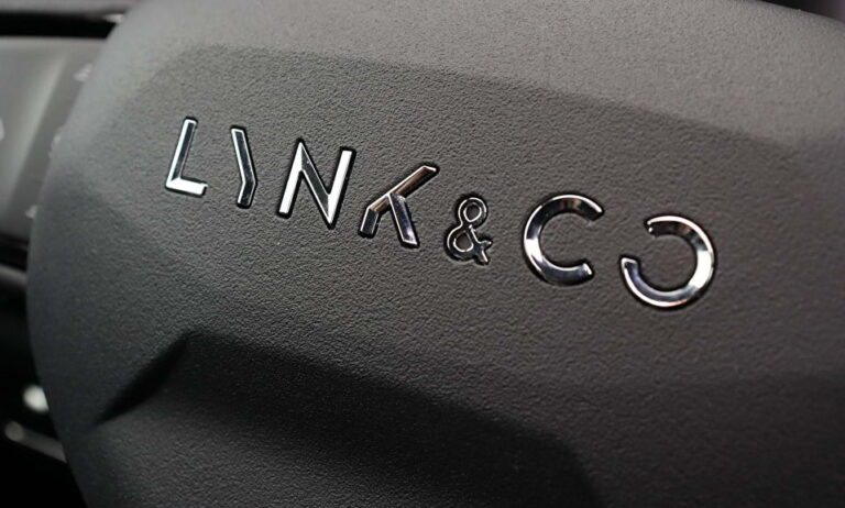 Lynk & Co 01 Occasion Lease - close-up van het Lynk & Co-embleem op het stuurwiel
