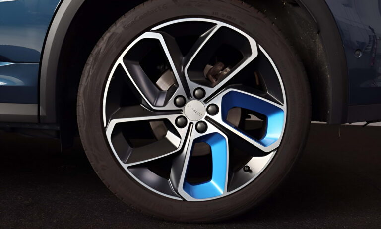 Lynk & Co 01 Zakelijke Lease - close-up van het voorwiel met blauw accent op de velg