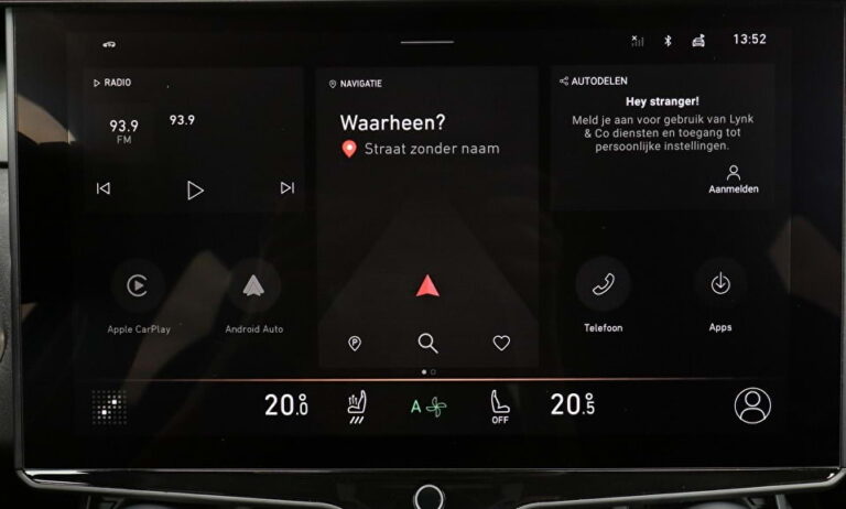 Lynk & Co 01 Zakelijke Lease - infotainmentscherm met radio- en navigatietabbladen