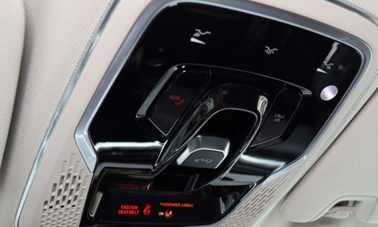 Lynk & Co 01 plug-in hybride zakelijk - close-up van het dakpaneel met leeslampjes en gordelwaarschuwing