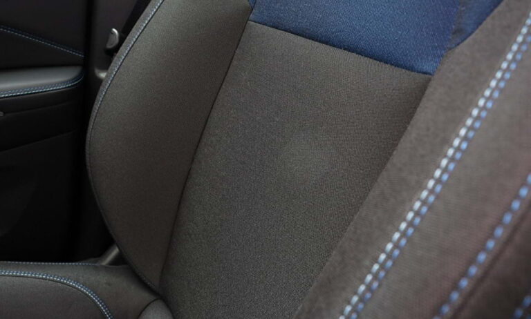 Lynk & Co 01 plug-in hybride zakelijk - close-up van de stoelbekleding met blauwe accenten