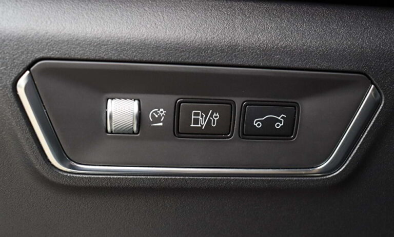 Lynk & Co 01 plug-in hybride zakelijk - close-up van de knoppen voor tankklep en kofferklep