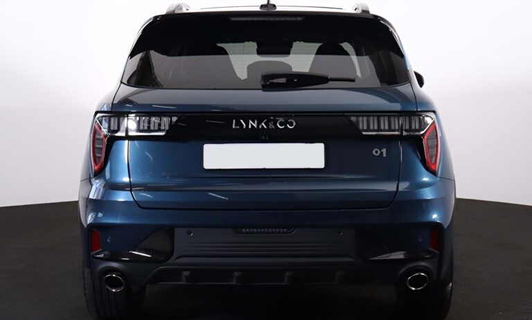 Lynk & Co 01 voorraad lease - achteraanzicht met Lynk & Co-belettering