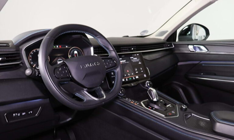 Lynk & Co operational lease - dashboard met stuurwiel en automatische versnellingspook