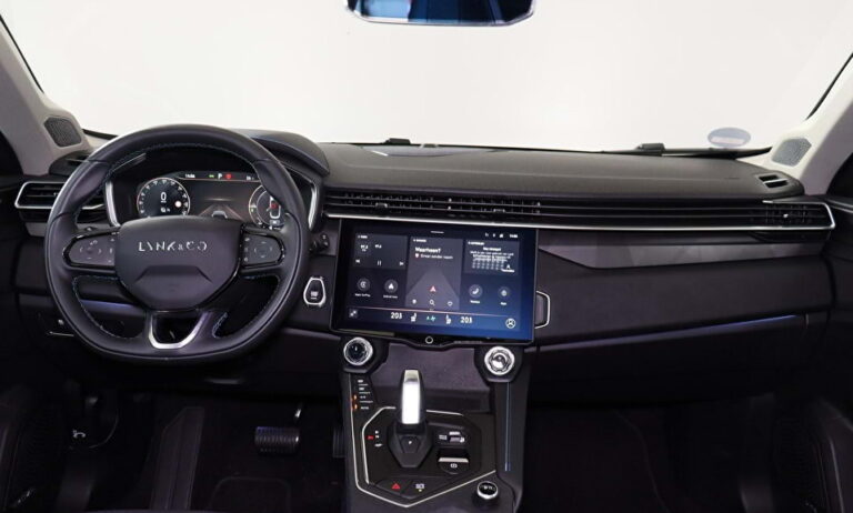 Lynk and Co Zakelijk Leasen - dashboard met stuurwiel en infotainmentscherm