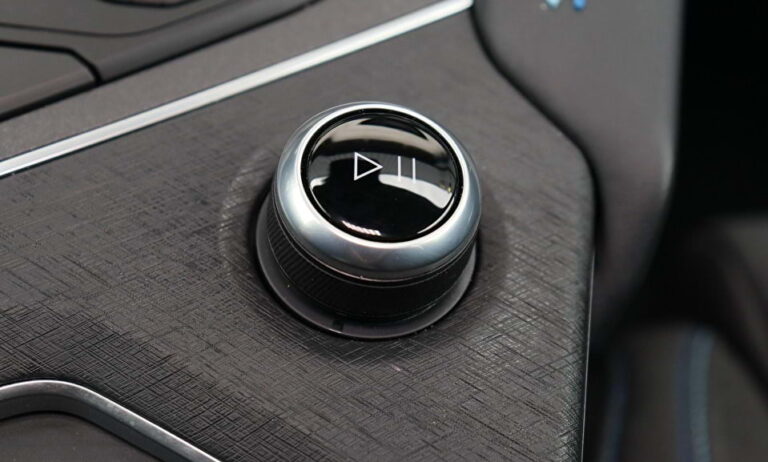 Occasion Lease Lynk and Co 01 - close-up van de draaiknop voor media-afspelen