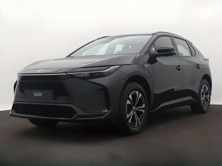 Toyota bZ4X Full Operational Lease - schuin vooraanzicht van de zwarte SUV op mistige studio-achtergrond