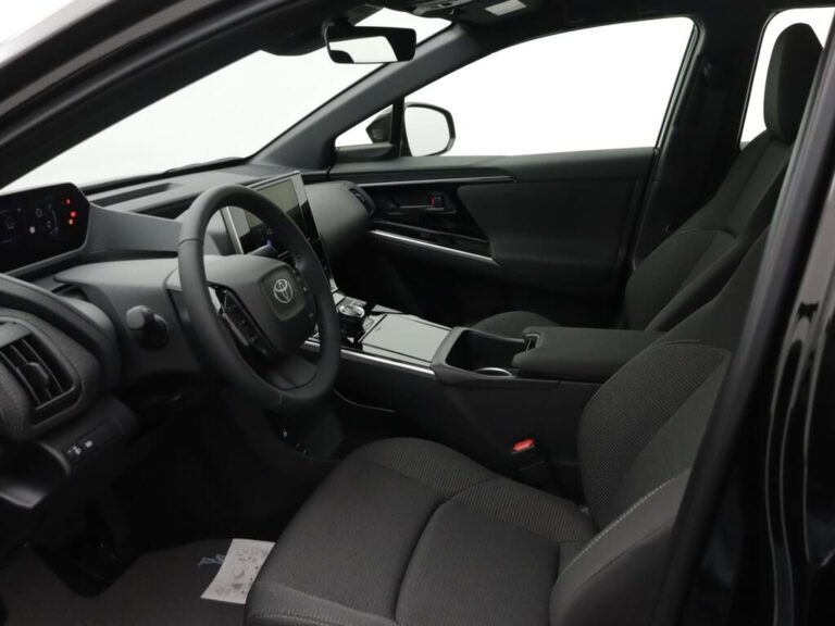 Toyota bZ4X Full Operational Lease - dashboard en voorstoelen gezien vanuit het geopende portier