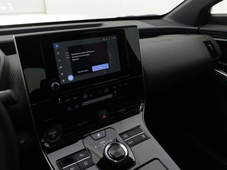 Toyota bZ4X Full Operational Lease - infotainmentscherm met startscherm en spraakassistent