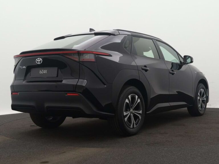 Toyota bZ4X Occasion Lease - schuin achteraanzicht op mistige studio-achtergrond