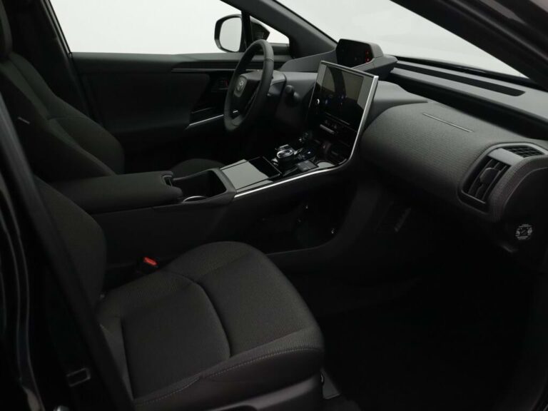 Toyota bZ4X Occasion Lease - dashboard met stuurwiel en verticaal infotainmentscherm