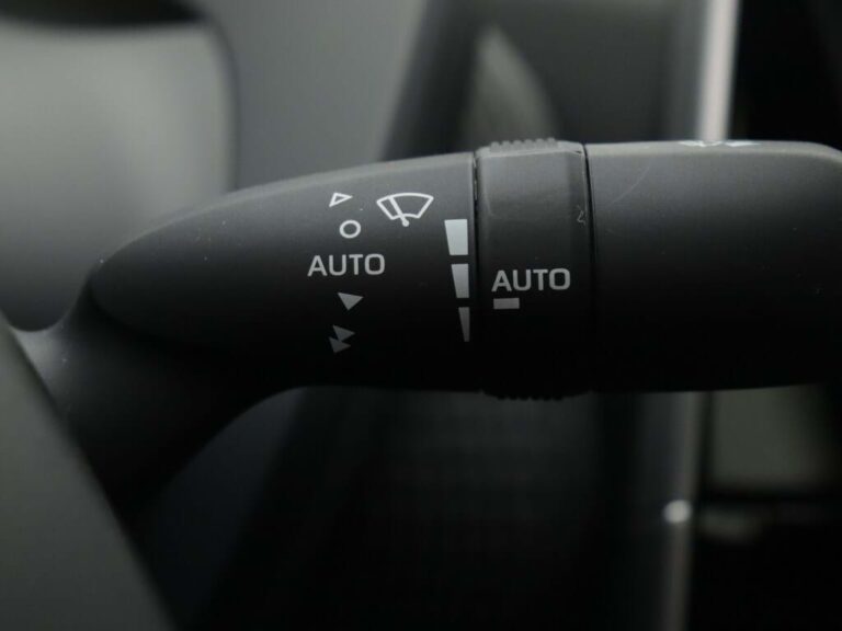 Toyota bZ4X Occasion Lease - close-up van de stuurkolomstengel voor de ruitenwissers
