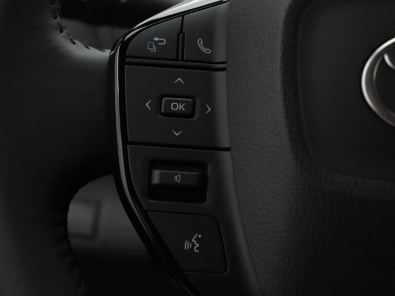 Toyota bZ4X Operational Lease - close-up van de rechter stuurwielbediening