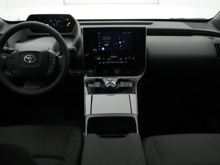 Toyota bZ4X Operational Lease - dashboard met stuurwiel en infotainmentscherm