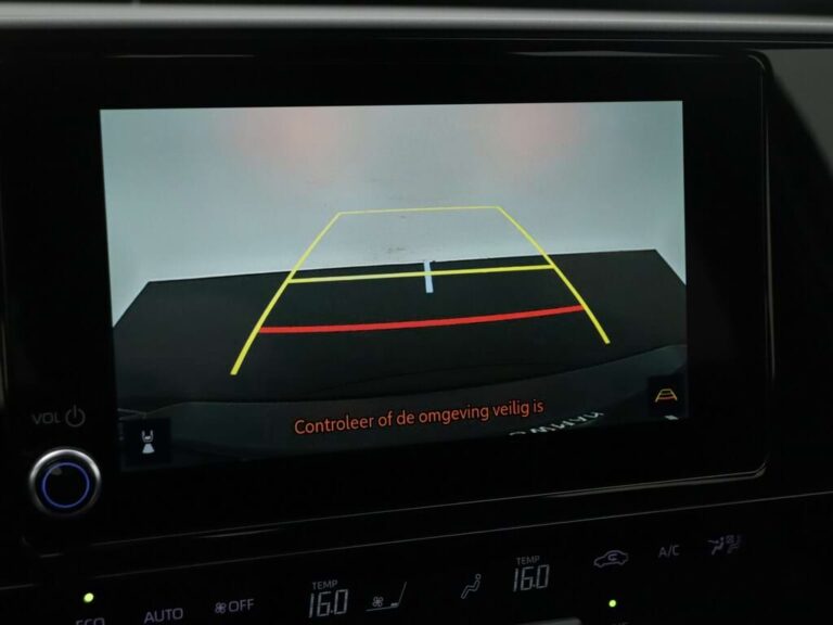 Toyota bZ4X leasen mkb - infotainmentscherm met achteruitrijcamera