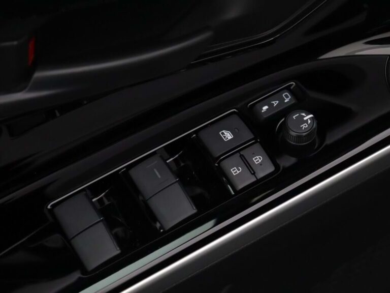 Toyota bZ4X leasen mkb - close-up van de raambediening en tankklep-ontgrendeling