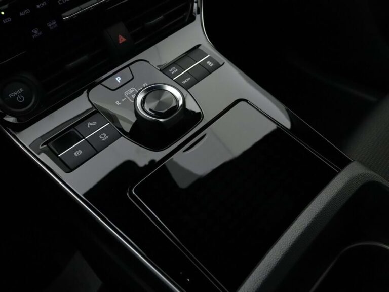 Toyota bZ4X leasen zzp - close-up van de middenconsole met touchpad-bediening