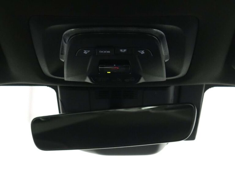 Toyota bZ4X leasen zzp - close-up van de binnenspiegel met sensor