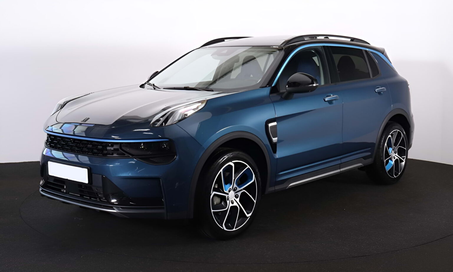 Lynk & Co actie zakelijk - schuin vooraanzicht van de blauwe SUV op zwarte studio-achtergrond
