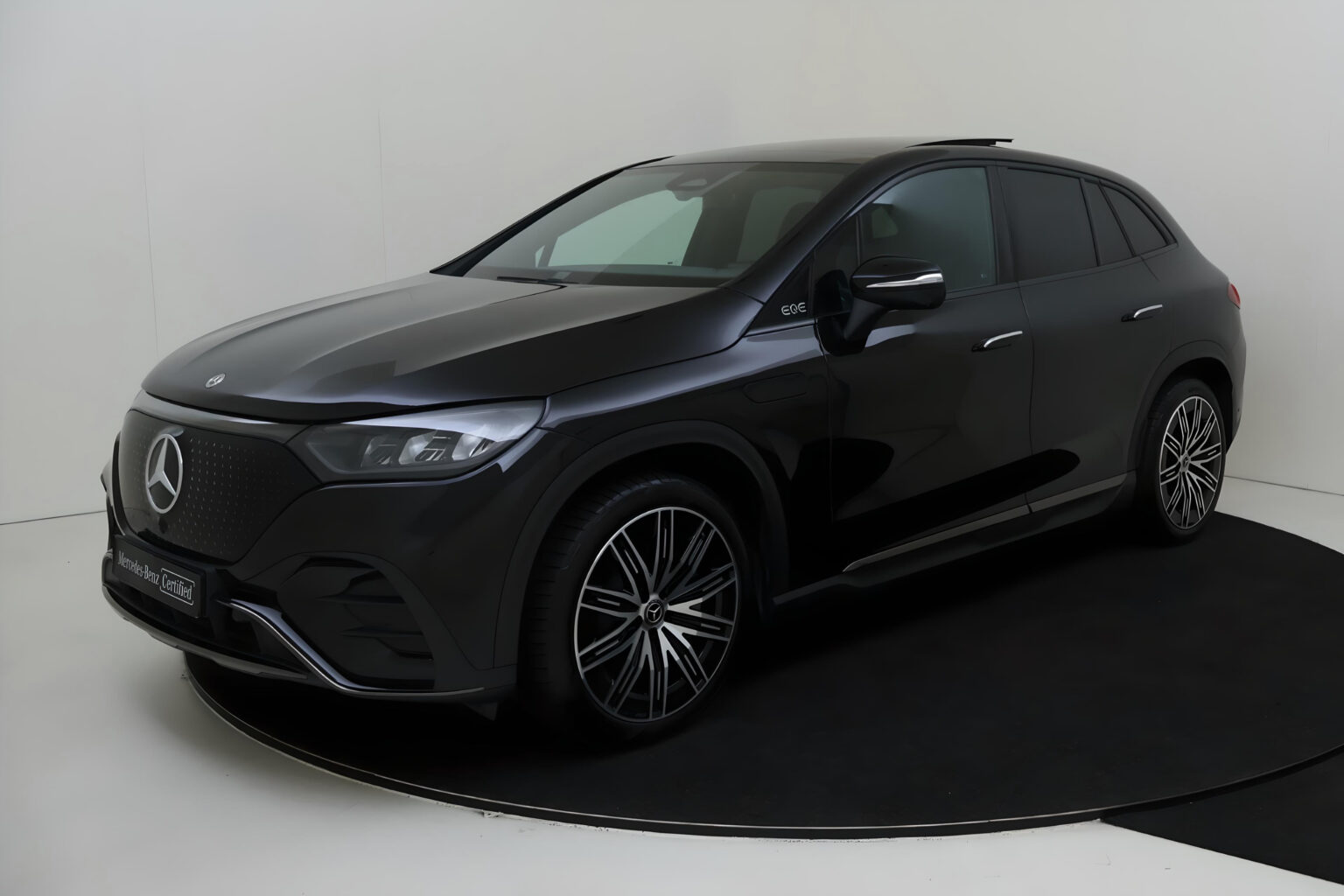 Mercedes-Benz EQE SUV 300 Business Edition AMG Line occasion lease - schuin vooraanzicht met Mercedes-Benz Certified label