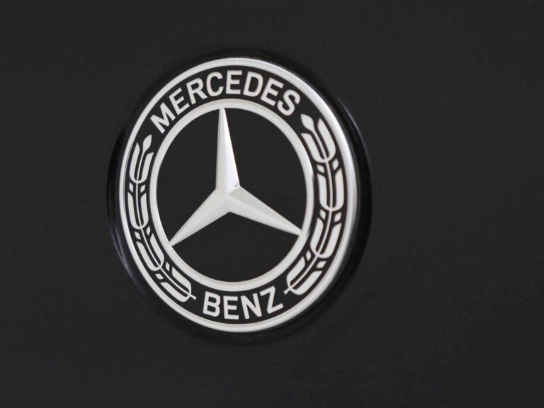 Mercedes-Benz EQE SUV lease - close-up van de Mercedes-ster