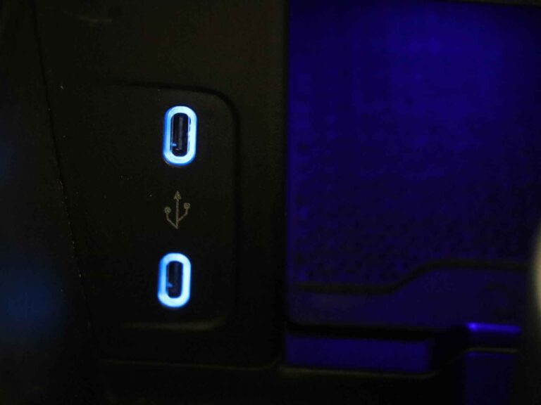Mercedes-Benz EQE SUV zakelijk leasen - USB-C aansluitingen met ambianceverlichting