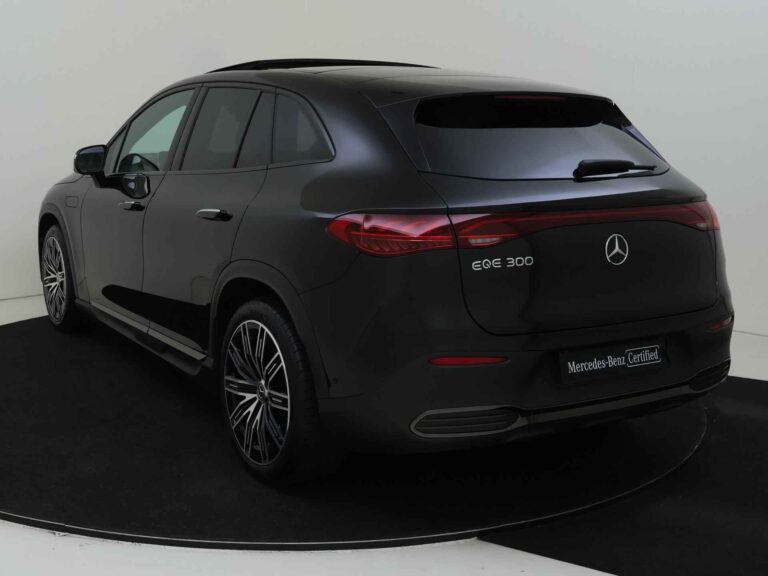 Mercedes-Benz EQE SUV 300 Business Edition AMG Line zakelijke lease - schuin achteraanzicht met EQE 300 badge
