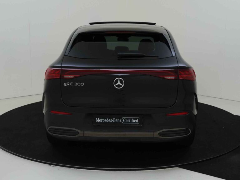 Mercedes-Benz EQE SUV 300 Business Edition AMG Line tweedehands lease - recht achteraanzicht met EQE 300 badge