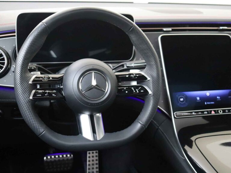 Mercedes-Benz EQE SUV lease - stuurwiel met Mercedes-ster en digitaal instrumentenpaneel
