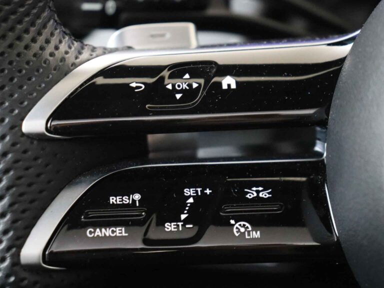 Mercedes-Benz EQE SUV zakelijk leasen - bedieningsknoppen voor cruise control op het stuurwiel