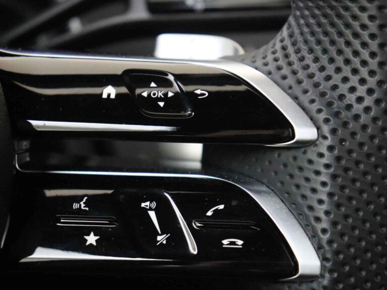 Mercedes-Benz EQE SUV 300 Business Edition AMG Line leasen - bedieningsknoppen voor telefoon op het stuurwiel