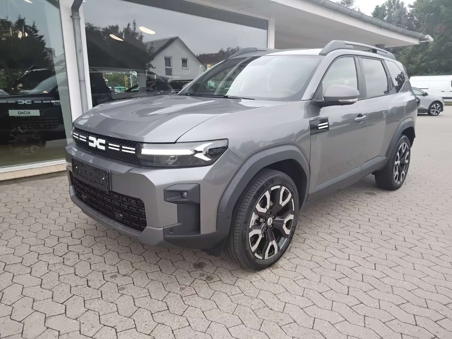 Dacia Bigster zakelijke lease - schuin vooraanzicht op het terrein van de dealer