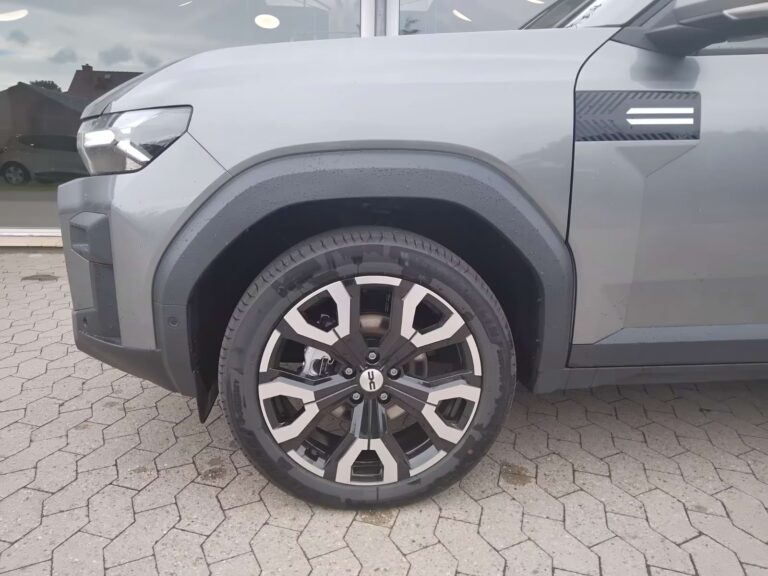 Dacia Bigster Zakelijke Lease - close-up van het voorscherm met wielkastbeplating