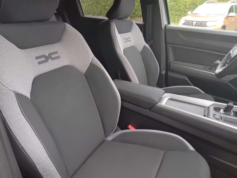 Full Operational Lease Dacia Bigster - close-up van de voorstoelen in grijze stoffen bekleding