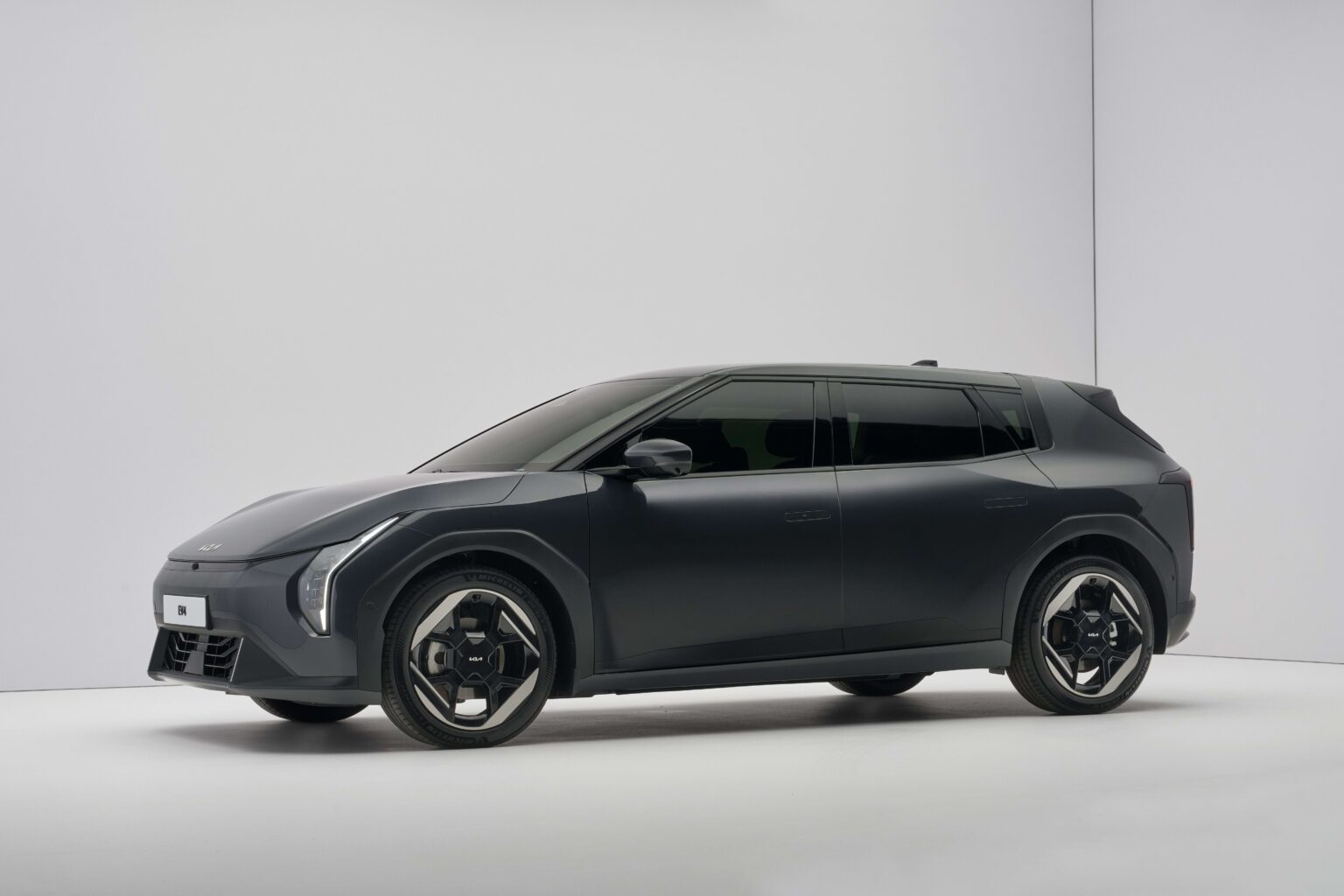 KIA EV4 Leasen - Linkerzijde - Studio (2)